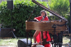 La Pianiste rouge 14 * 6000 x 4000 * (9.23MB)